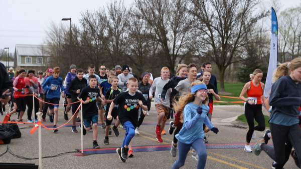 Several runners start running at the Thrive race